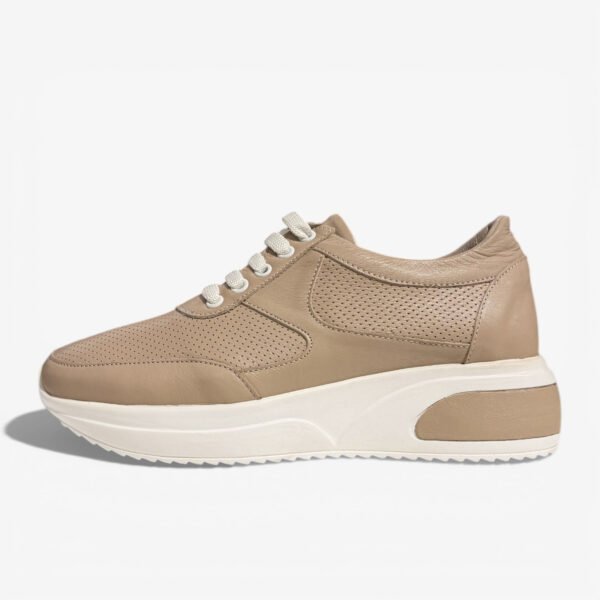 Կաշվե սպորտային կոշիկներ՝ պերֆորացված կաշի, օրթոպեդիկ սուպինատոր, 4 ամսվա երաշխիք։ Кожаные кеды: перфорация, ортопедический супинатор, гарантия 4 месяца. Leather sneakers with perforation, orthopedic support, and a 4-month warranty.