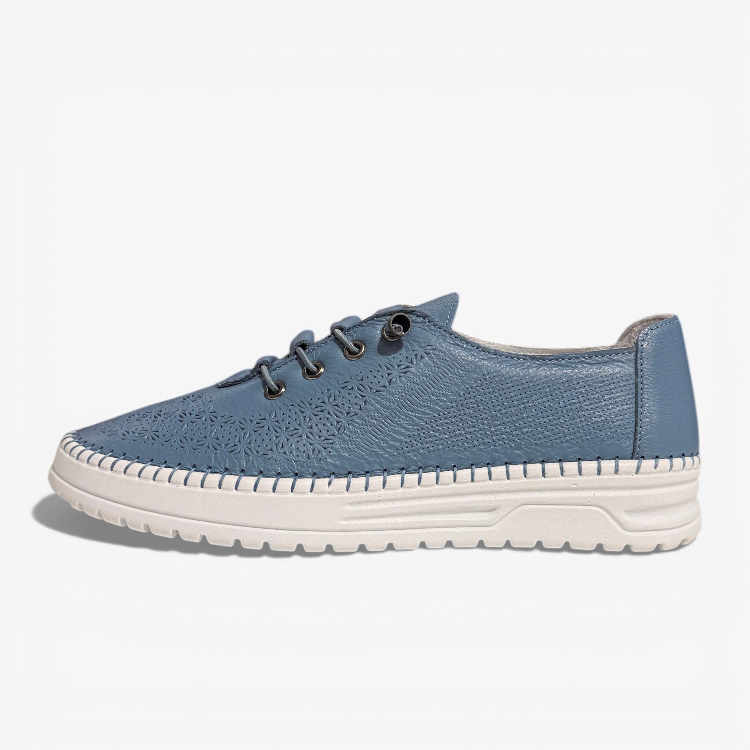 Կաշվե սպորտային կոշիկներ՝ շնչող պերֆորացիա, օրթոպեդիկ սուպինատոր, 4 ամսվա երաշխիք։ Кожаные кеды с перфорацией, ортопедическим супинатором и гарантией 4 месяца. Leather sneakers with breathable perforation, orthopedic support, and a 4-month warranty.