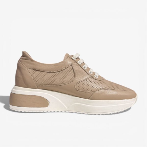 Կաշվե սպորտային կոշիկներ՝ պերֆորացված կաշի, օրթոպեդիկ սուպինատոր, 4 ամսվա երաշխիք։ Кожаные кеды: перфорация, ортопедический супинатор, гарантия 4 месяца. Leather sneakers with perforation, orthopedic support, and a 4-month warranty.