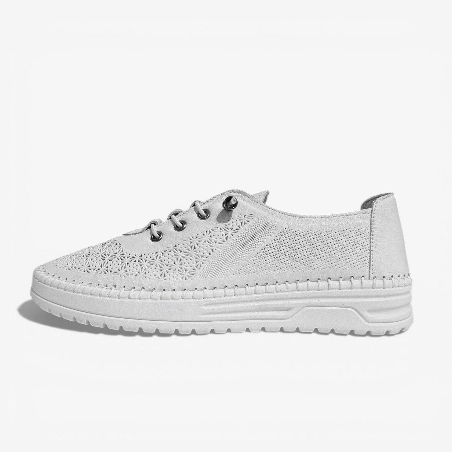 Կաշվե սպորտային կոշիկներ՝ շնչող պերֆորացիա, օրթոպեդիկ սուպինատոր, 4 ամսվա երաշխիք։ Кожаные кеды с перфорацией, ортопедическим супинатором и гарантией 4 месяца. Leather sneakers with breathable perforation, orthopedic support, and a 4-month warranty.