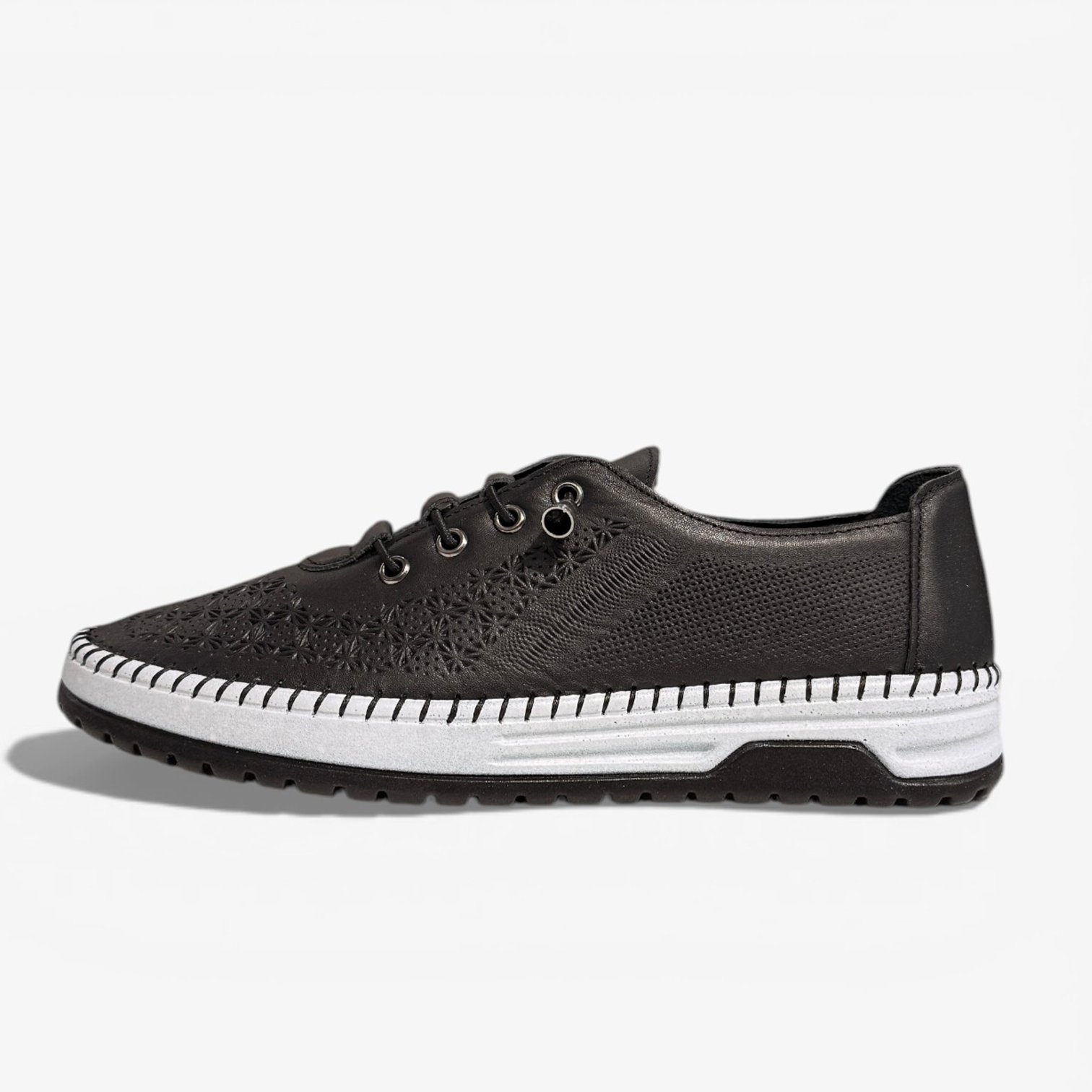 Կաշվե սպորտային կոշիկներ՝ շնչող պերֆորացիա, օրթոպեդիկ սուպինատոր, 4 ամսվա երաշխիք։ Кожаные кеды с перфорацией, ортопедическим супинатором и гарантией 4 месяца. Leather sneakers with breathable perforation, orthopedic support, and a 4-month warranty.