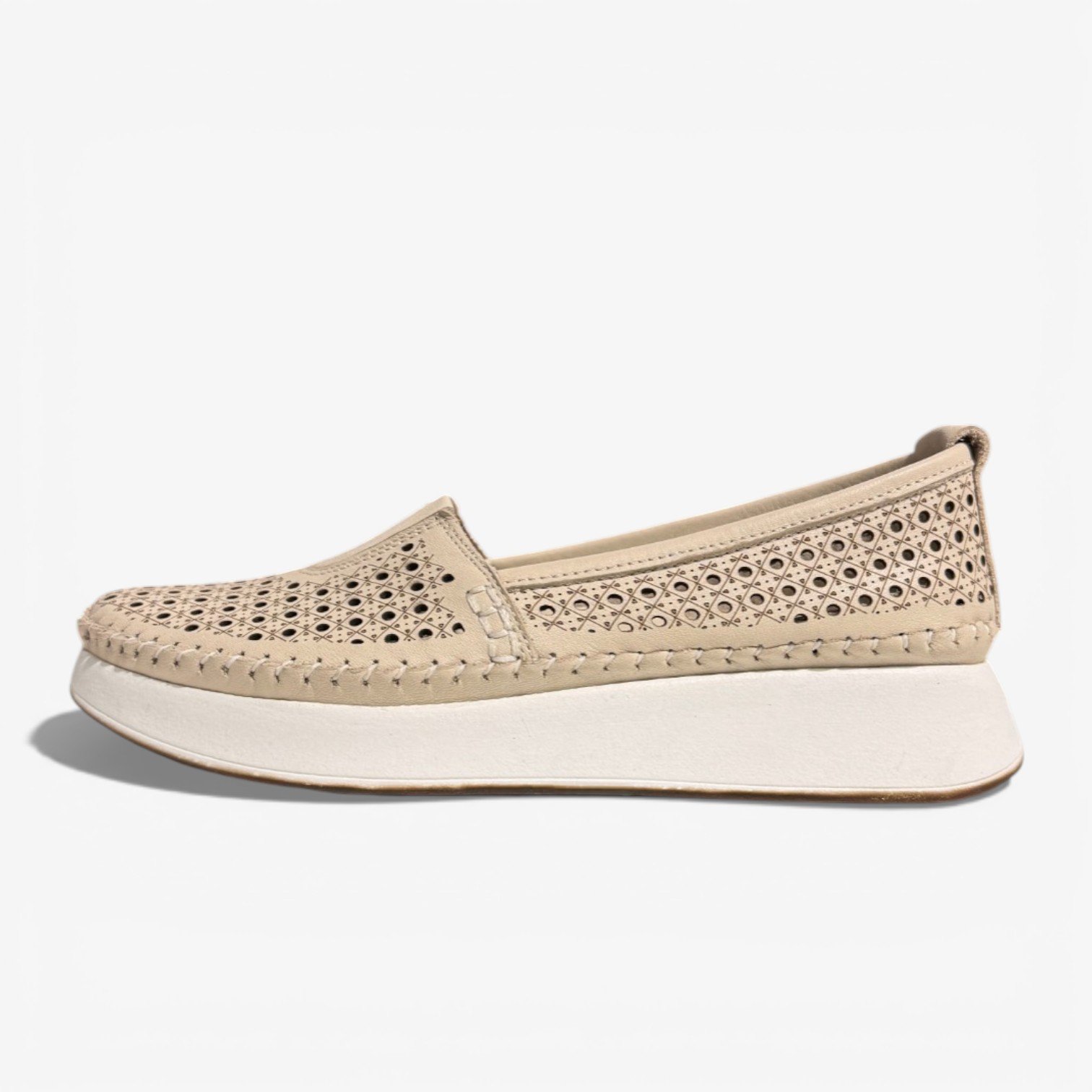 Շնչող կաշվե սլիպոն կոշիկներ՝ պերֆորացիա, փափուկ ներբան, 4 ամսվա երաշխիք։ Дышащие кожаные slip-on: перфорация, мягкая стелька, гарантия 4 месяца. Breathable leather slip-ons with perforation, a soft footbed, and a 4-month warranty.