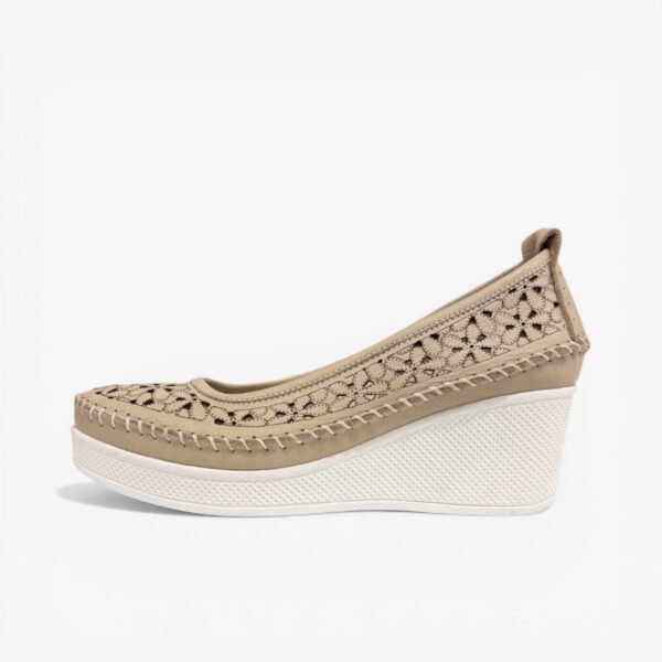 Շնչող կաշվե տանկետկա կոշիկներ՝ slip-on հագնում, փափուկ ներբան, 4 ամսվա երաշխիք։ Дышащие кожаные туфли на танкетке: легко надевать, мягкая стелька, гарантия 4 месяца. Breathable leather wedge shoes: easy slip-on, soft footbed, 4-month warranty.