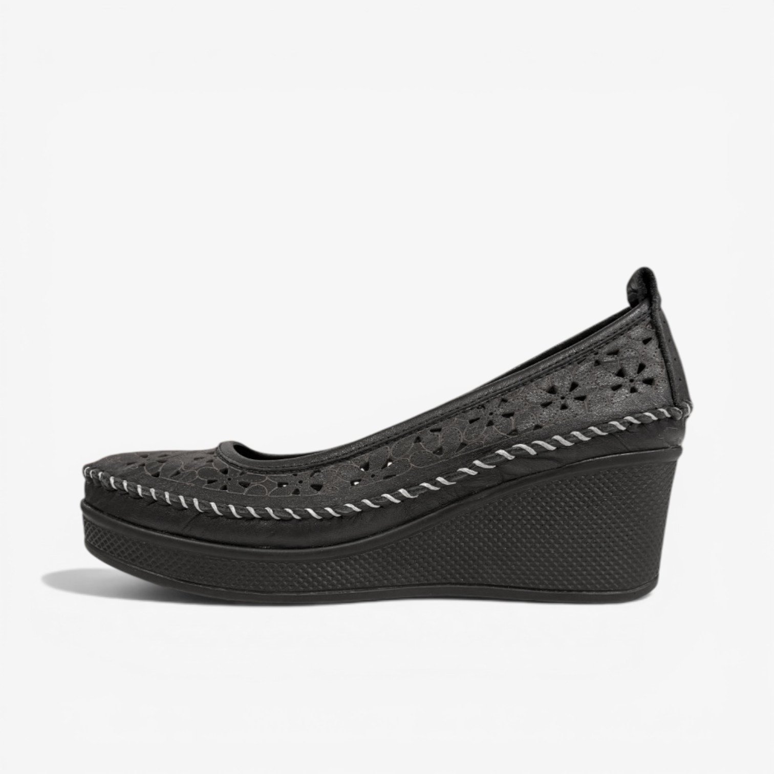 Շնչող կաշվե տանկետկա կոշիկներ՝ slip-on հագնում, փափուկ ներբան, 4 ամսվա երաշխիք։ Дышащие кожаные туфли на танкетке: легко надевать, мягкая стелька, гарантия 4 месяца. Breathable leather wedge shoes: easy slip-on, soft footbed, 4-month warranty.