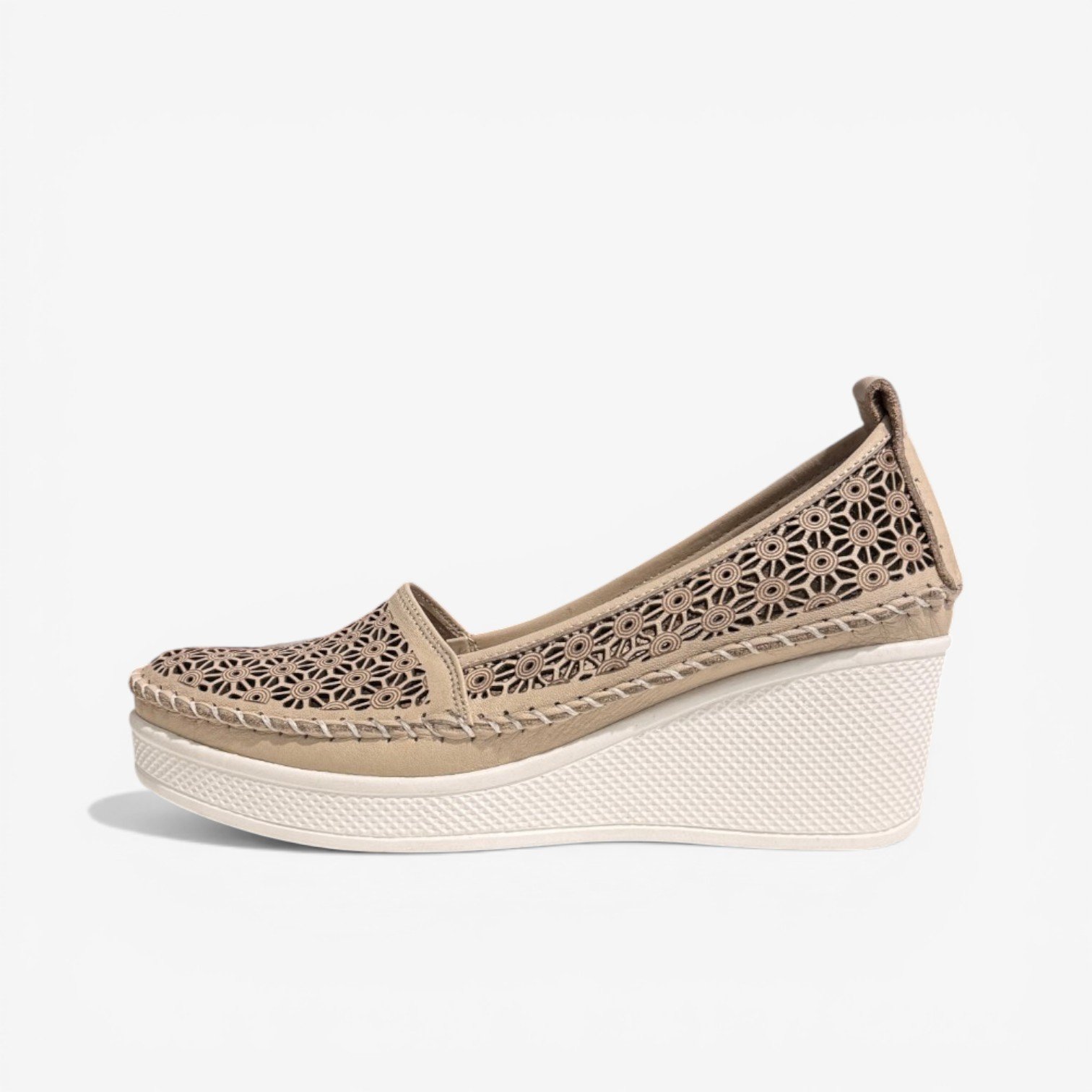 Շնչող կաշվե տանկետկա կոշիկներ՝ slip-on հագնում, օրթոպեդիկ սուպինատոր, 4 ամսվա երաշխիք։ Дышащие кожаные туфли на танкетке: удобная посадка, ортопедическая поддержка, гарантия 4 месяца. Breathable leather wedge shoes: easy slip-on comfort, orthopedic support, 4-month warranty.