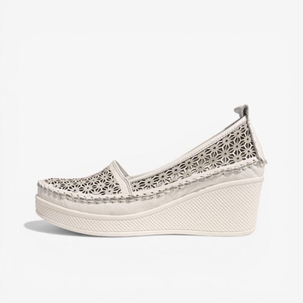 Շնչող կաշվե տանկետկա կոշիկներ՝ slip-on հագնում, օրթոպեդիկ սուպինատոր, 4 ամսվա երաշխիք։ Дышащие кожаные туфли на танкетке: удобная посадка, ортопедическая поддержка, гарантия 4 месяца. Breathable leather wedge shoes: easy slip-on comfort, orthopedic support, 4-month warranty.