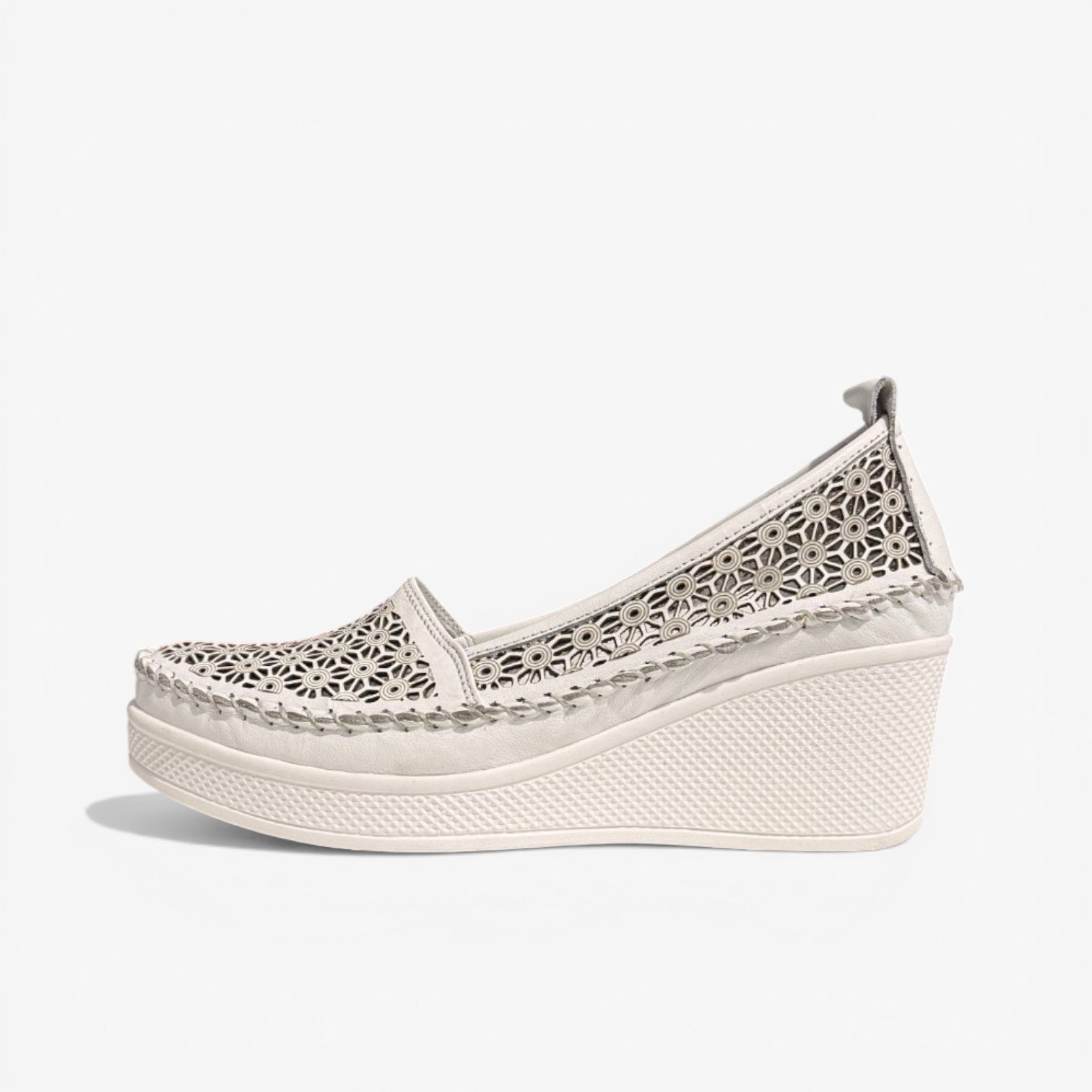 Շնչող կաշվե տանկետկա կոշիկներ՝ slip-on հագնում, օրթոպեդիկ սուպինատոր, 4 ամսվա երաշխիք։ Дышащие кожаные туфли на танкетке: удобная посадка, ортопедическая поддержка, гарантия 4 месяца. Breathable leather wedge shoes: easy slip-on comfort, orthopedic support, 4-month warranty.