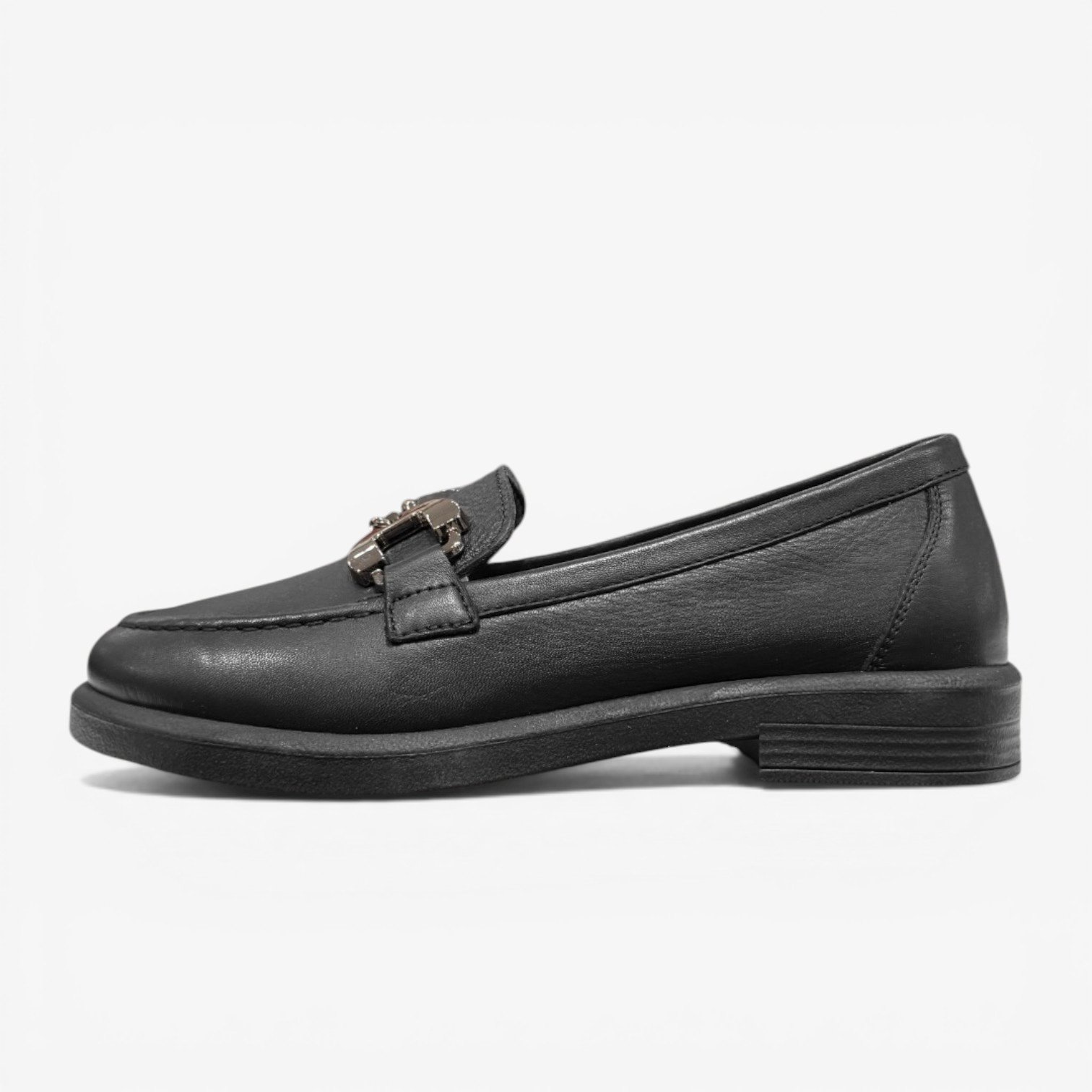 Դասական լոֆերներ՝ հեշտ հագնվող, կոկիկ և հարմարավետ ամենօրյա ընտրություն։ Классические лоферы — удобная и аккуратная модель для повседневного образа. Classic loafers for a polished, easy-to-wear, everyday look.