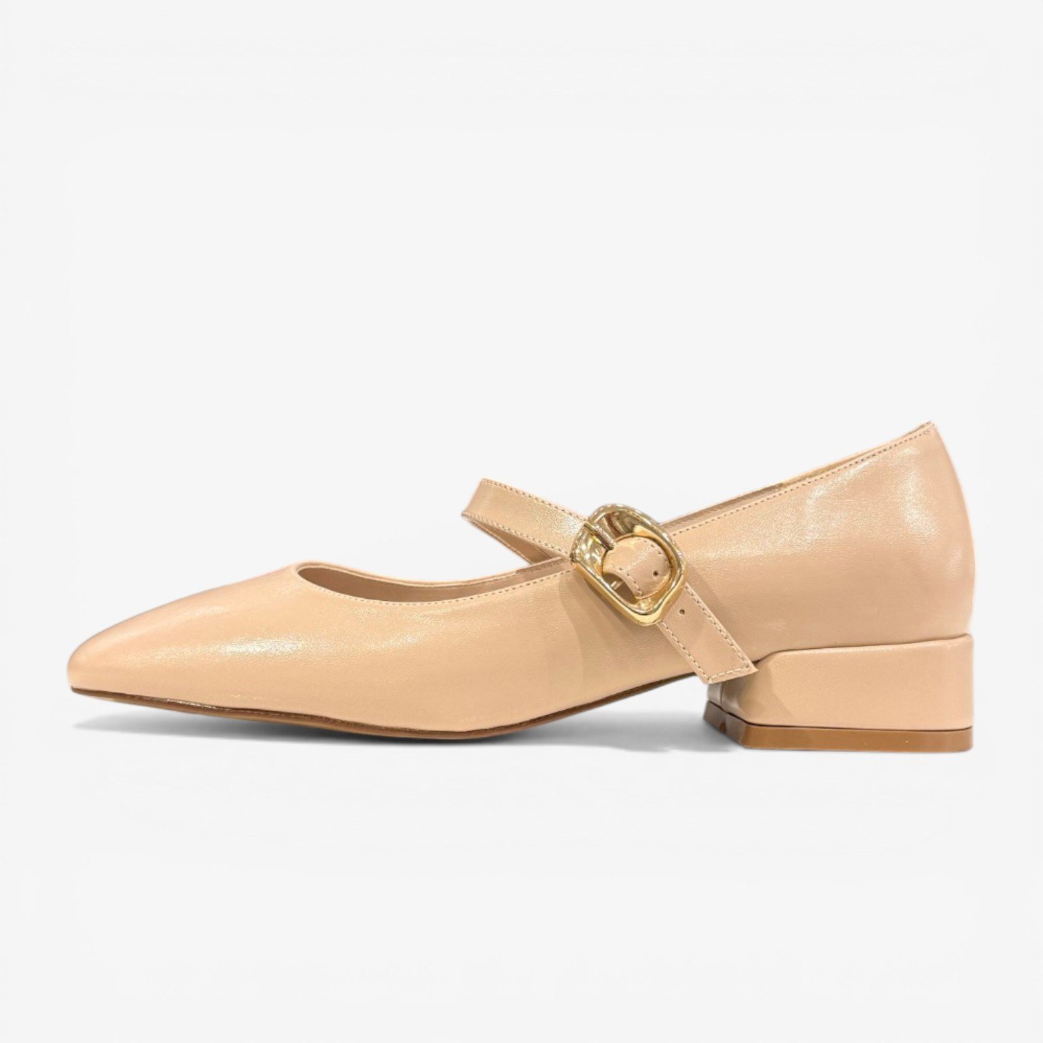 Անզուգական գոտիով բալետկաներ՝ նուրբ, էլեգանտ և հարմարավետ կերպարի համար։ Элегантные балетки с ремешком из эко-кожи для утончённого и комфортного образа. Elegant eco-leather ballet flats with a strap for a delicate and comfortable look.