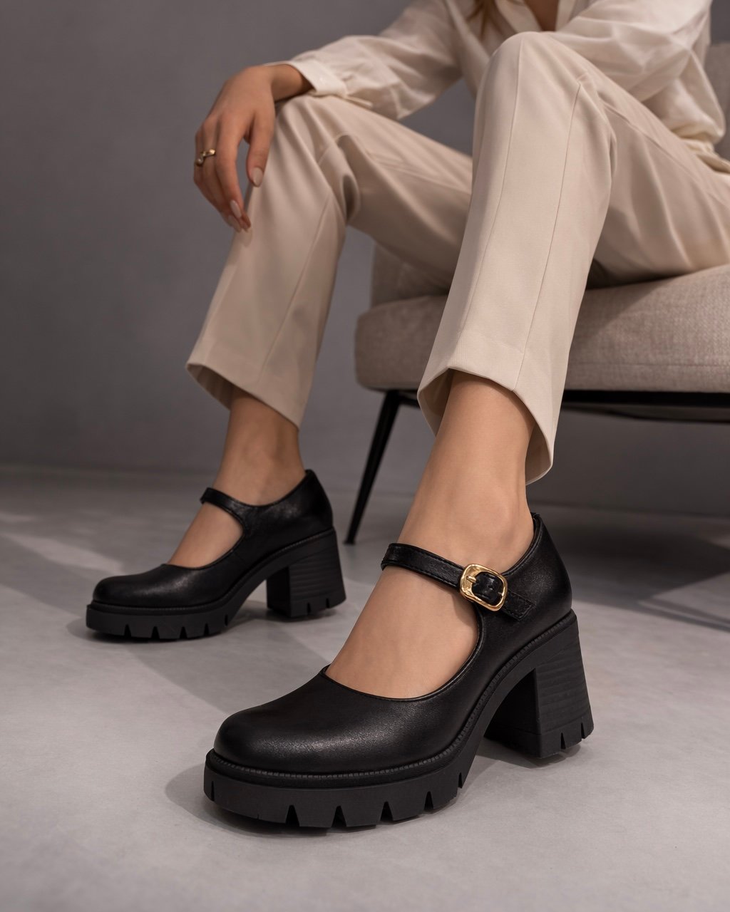 Կաշվե Mary Jane կոշիկներ՝ կարգավորվող գոտի, կայուն բարձրակրունկ, 4 ամսվա երաշխիք։ Кожаные туфли Mary Jane с регулируемым ремешком, устойчивым каблуком и гарантией 4 месяца. Leather Mary Jane heels with an adjustable strap, stable block heel, and a 4-month warranty.