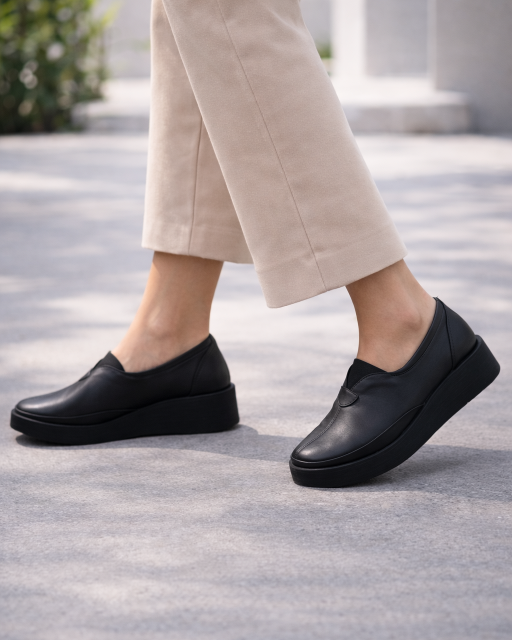Կաշվե սլիպոն կոշիկներ՝ հարթակային տակացու, փափուկ ներբան, 4 ամսվա երաշխիք։ Кожаные slip-on: платформа, мягкая стелька, гарантия 4 месяца. Leather slip-ons with a platform sole, soft footbed, and a 4-month warranty.