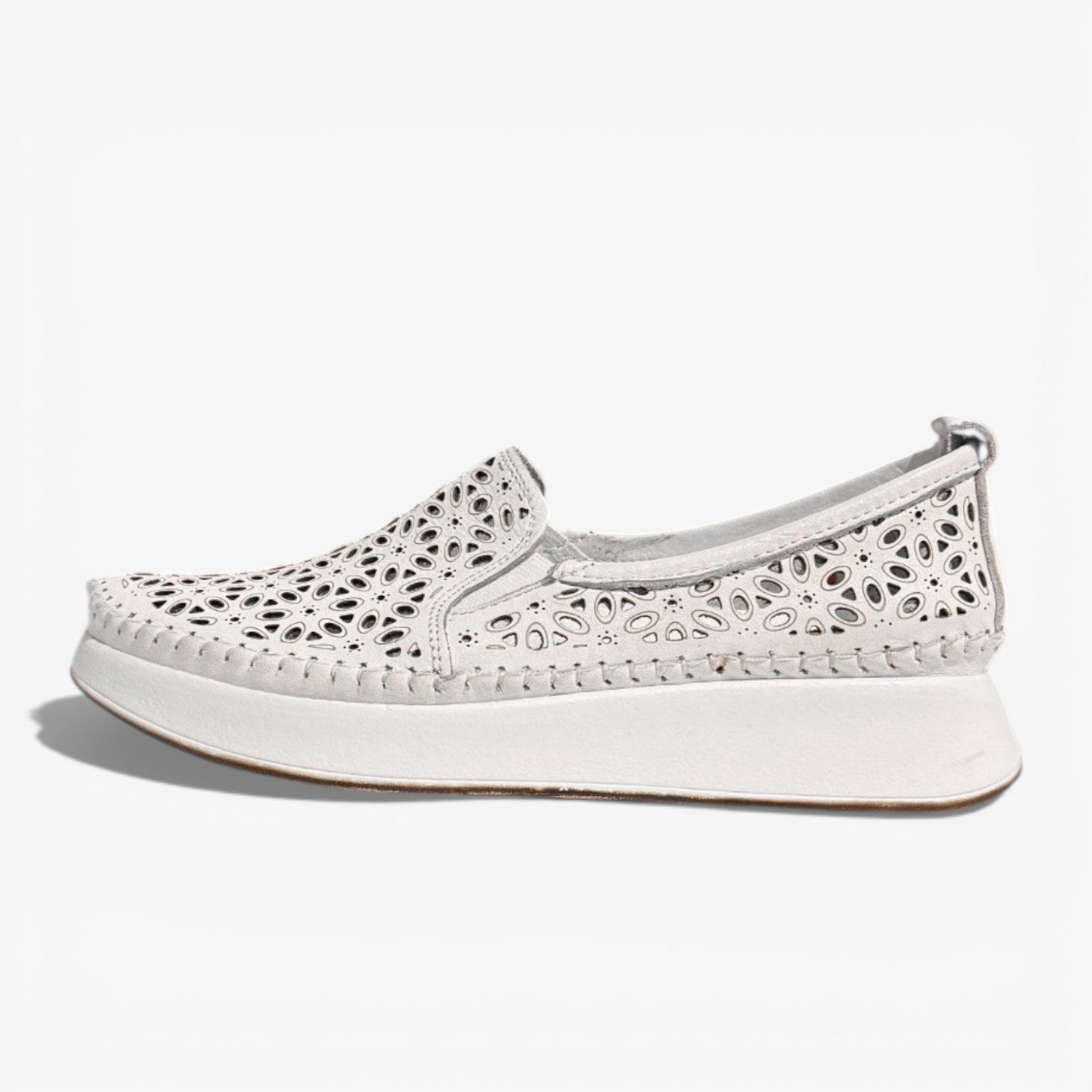 Կաշվե սլիպոն կոշիկներ՝ շնչող պերֆորացիա, փափուկ ներբան, 4 ամսվա երաշխիք։ Кожаные slip-on туфли: перфорация, мягкая стелька, гарантия 4 месяца. Leather slip-on shoes with breathable perforation, a soft footbed, and a 4-month warranty.