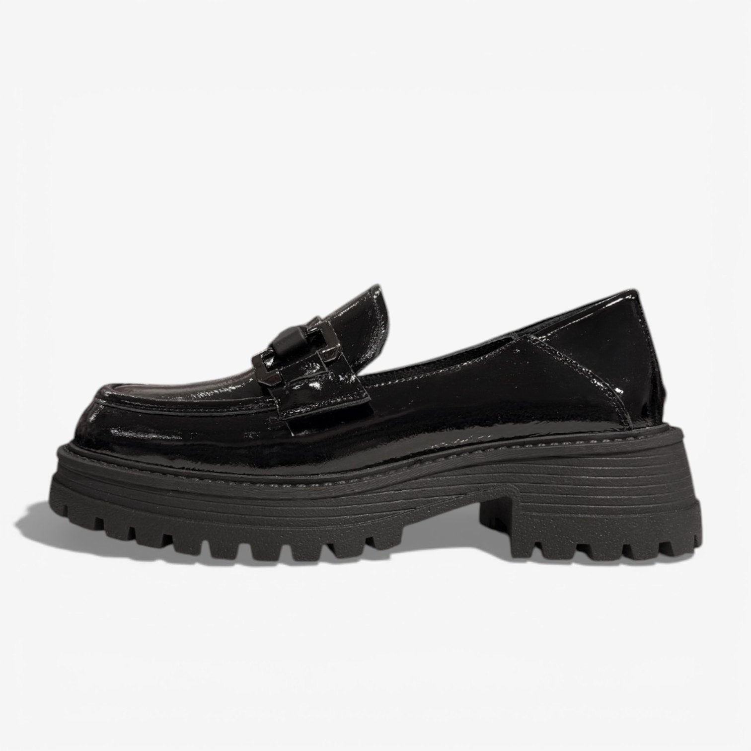 Լաքապատ կաշվե լոֆերներ՝ slip-on հագնում, հաստ տակացու, 4 ամսվա երաշխիք։ Лаковые кожаные лоферы: slip-on, массивная подошва, гарантия 4 месяца. Patent leather loafers: easy slip-on, chunky sole, 4-month warranty.