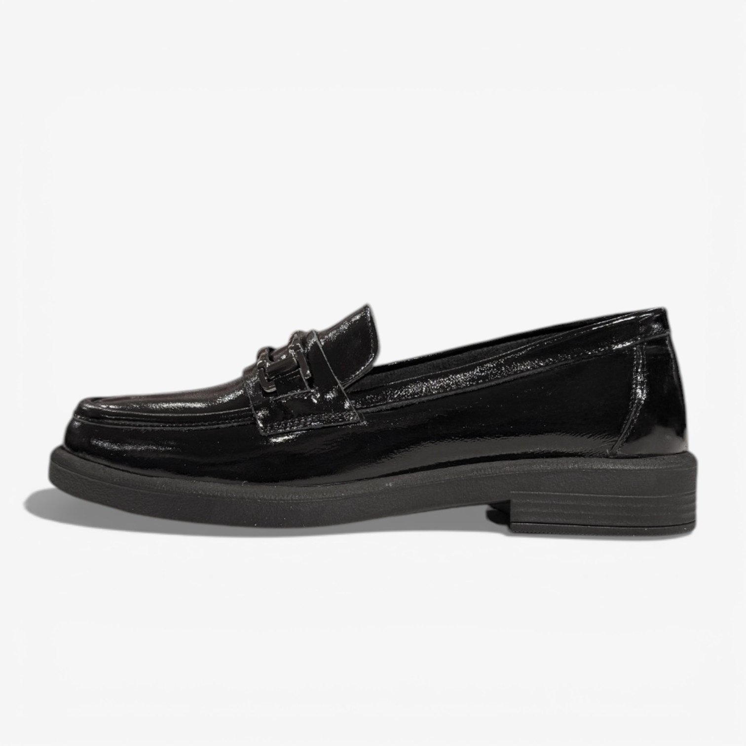 Լոֆերներ լաքապատ կաշվից՝ slip-on հագնում, փափուկ ներբան, 4 ամսվա երաշխիք։ Лоферы из лаковой кожи: slip-on, мягкая стелька, гарантия 4 месяца. Patent leather loafers: easy slip-on, soft footbed, 4-month warranty.