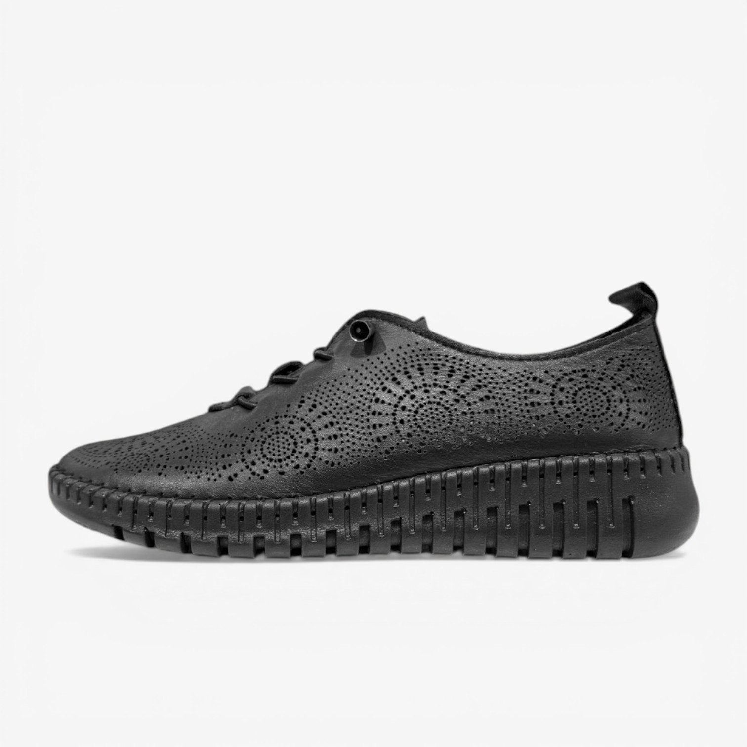 Perforated Light Shoes – Great Comfortable Choice (1) Պերֆորացված թեթև կոշիկներ՝ շնչող, հարմարավետ և հեշտ համադրվող առօրյա ընտրություն։ Перфорированные легкие туфли — удобная и дышащая модель для активного дня. Perforated light shoes for a breathable, comfortable, everyday look.