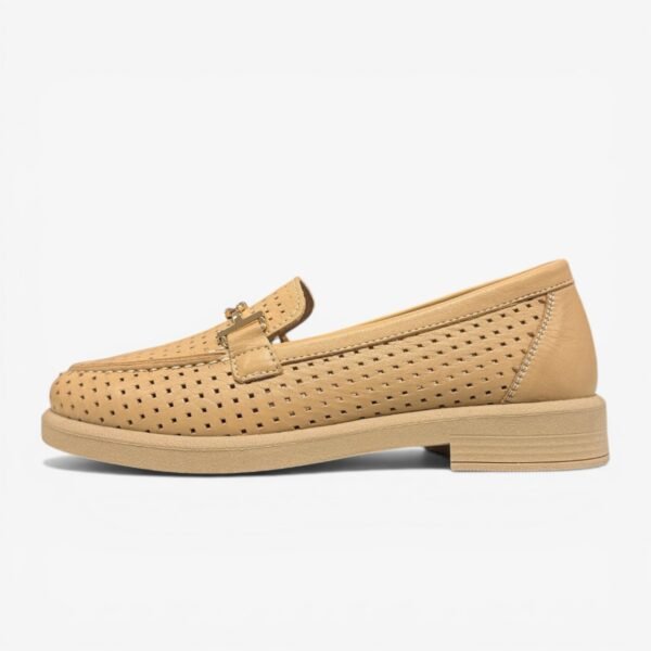 Պերֆորացված լոֆերներ՝ շնչող, հեշտ հագնվող և հարմարավետ առօրյա ընտրություն։ Перфорированные лоферы — удобная и аккуратная модель на каждый день. Perforated loafers for a breathable, easy-to-wear, everyday look.