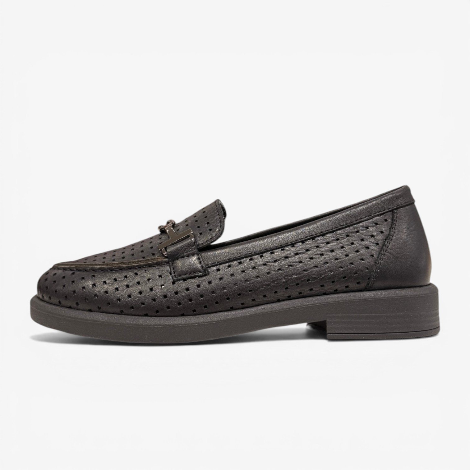 Պերֆորացված լոֆերներ՝ շնչող, հեշտ հագնվող և հարմարավետ առօրյա ընտրություն։ Перфорированные лоферы — удобная и аккуратная модель на каждый день. Perforated loafers for a breathable, easy-to-wear, everyday look.