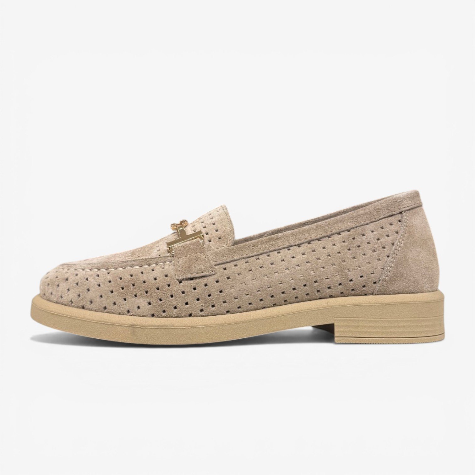 Պերֆորացված լոֆերներ՝ շնչող, հեշտ հագնվող և հարմարավետ առօրյա ընտրություն։ Перфорированные лоферы — удобная и аккуратная модель на каждый день. Perforated loafers for a breathable, easy-to-wear, everyday look.