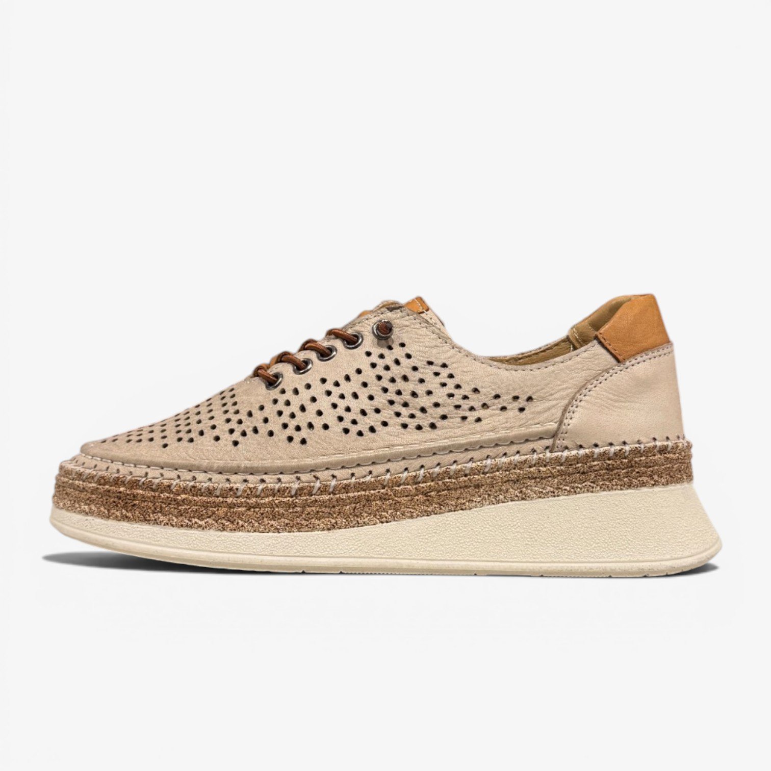 Պերֆորացված կոշիկներ՝ շնչող, հարմարավետ և հեշտ համադրվող առօրյա ընտրություն։ Перфорированные туфли — удобная и легкая модель для активного дня. Perforated shoes for a breathable, comfortable, everyday look.