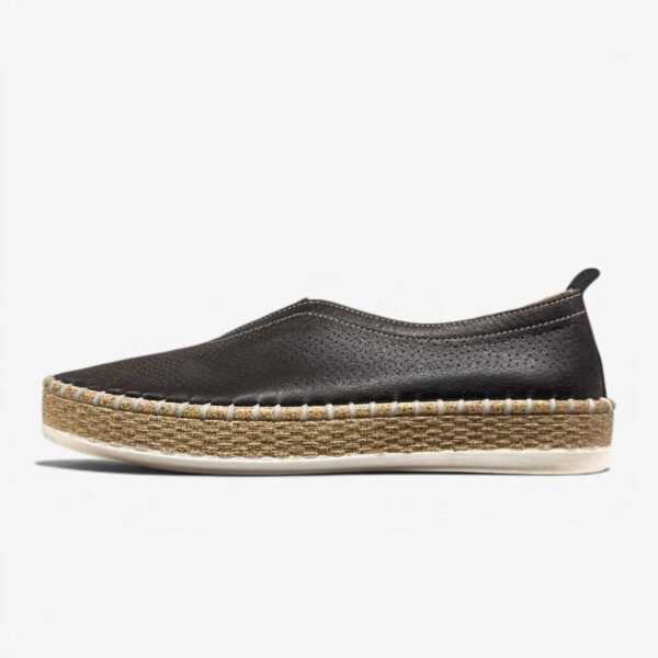 Պերֆորացված սլիպոն կոշիկներ՝ շնչող, հեշտ հագնվող և հարմարավետ առօրյա ընտրություն։ Перфорированные слипоны — удобная и легкая модель для повседневного образа. Perforated slip-on shoes for a breathable, comfortable, easy-to-wear everyday look.