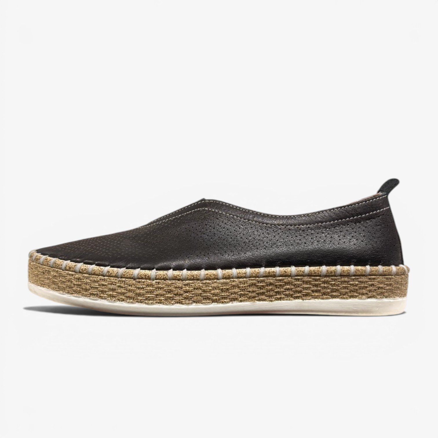 Պերֆորացված սլիպոն կոշիկներ՝ շնչող, հեշտ հագնվող և հարմարավետ առօրյա ընտրություն։ Перфорированные слипоны — удобная и легкая модель для повседневного образа. Perforated slip-on shoes for a breathable, comfortable, easy-to-wear everyday look.