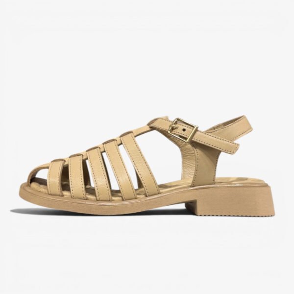 Ամրացվող սանդալներ՝ բաց, հարմարավետ և հեշտ հագնվող ամառային ընտրություն։ Сандалии с ремешком — удобная и аккуратная модель для летнего образа. Strap sandals for a comfortable, easy-to-wear, polished summer look.