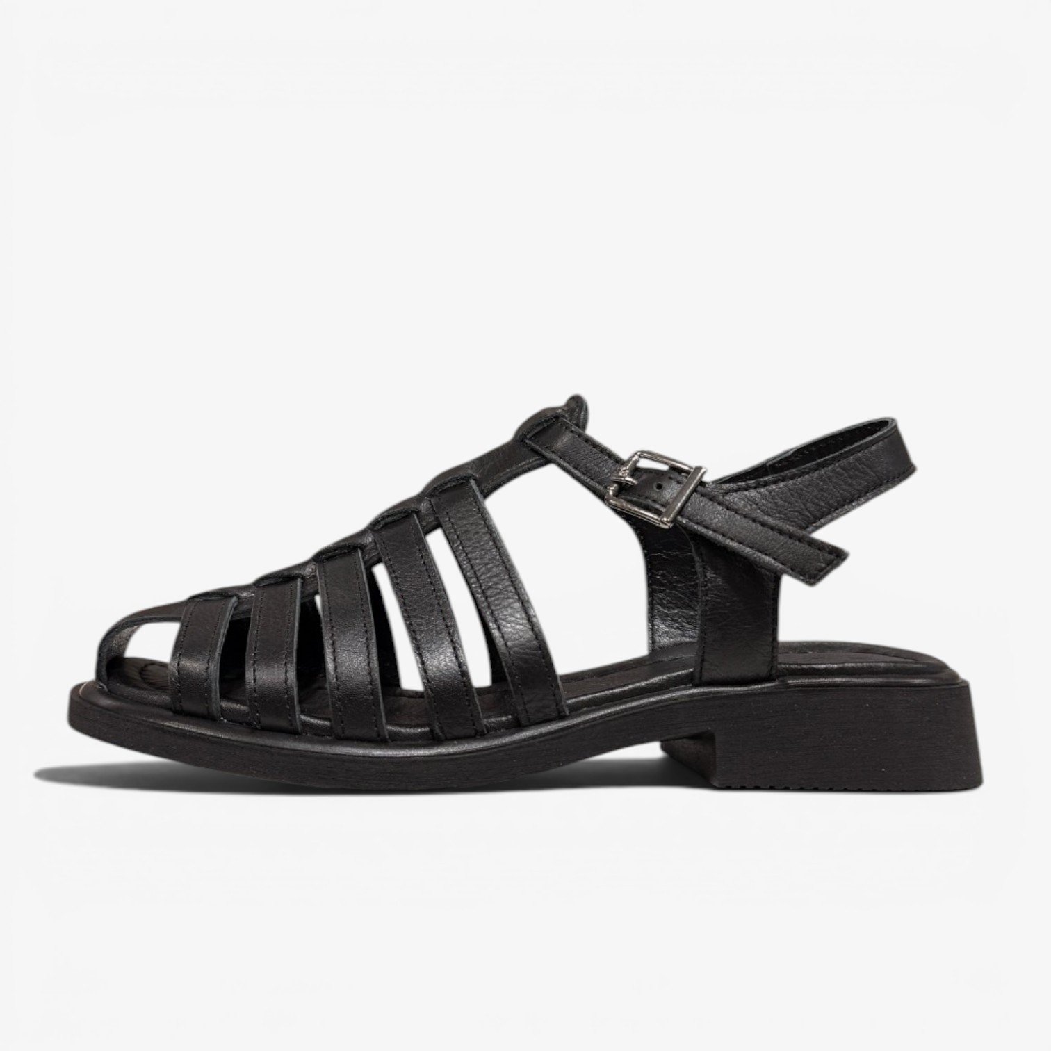 Ամրացվող սանդալներ՝ բաց, հարմարավետ և հեշտ հագնվող ամառային ընտրություն։ Сандалии с ремешком — удобная и аккуратная модель для летнего образа. Strap sandals for a comfortable, easy-to-wear, polished summer look.