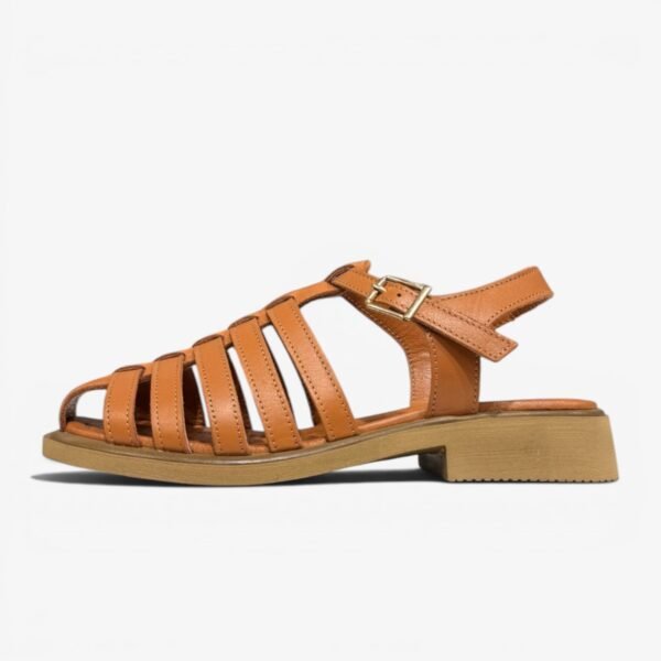 Ամրացվող սանդալներ՝ բաց, հարմարավետ և հեշտ հագնվող ամառային ընտրություն։ Сандалии с ремешком — удобная и аккуратная модель для летнего образа. Strap sandals for a comfortable, easy-to-wear, polished summer look.