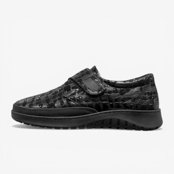 Կանացի ամրացվող կոշիկներ՝ հարմարավետ, կայուն և հեշտ հագնվող ամենօրյա ընտրություն։ Женские туфли с ремешком — удобная и практичная модель на каждый день. Women’s strap shoes for a comfortable, secure, everyday look.