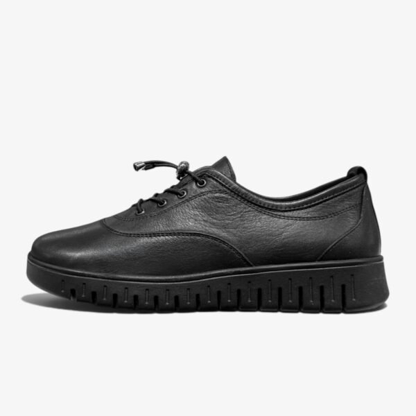 Կանացի կոշիկ՝ էլաստիկ կապիչներով, հեշտ հագնվող ձևավորմամբ և հաստ ներբանով։ Женская обувь с эластичными шнурками, удобной конструкцией и массивной подошвой. Women’s shoes with elastic laces, an easy-wear design and chunky sole.