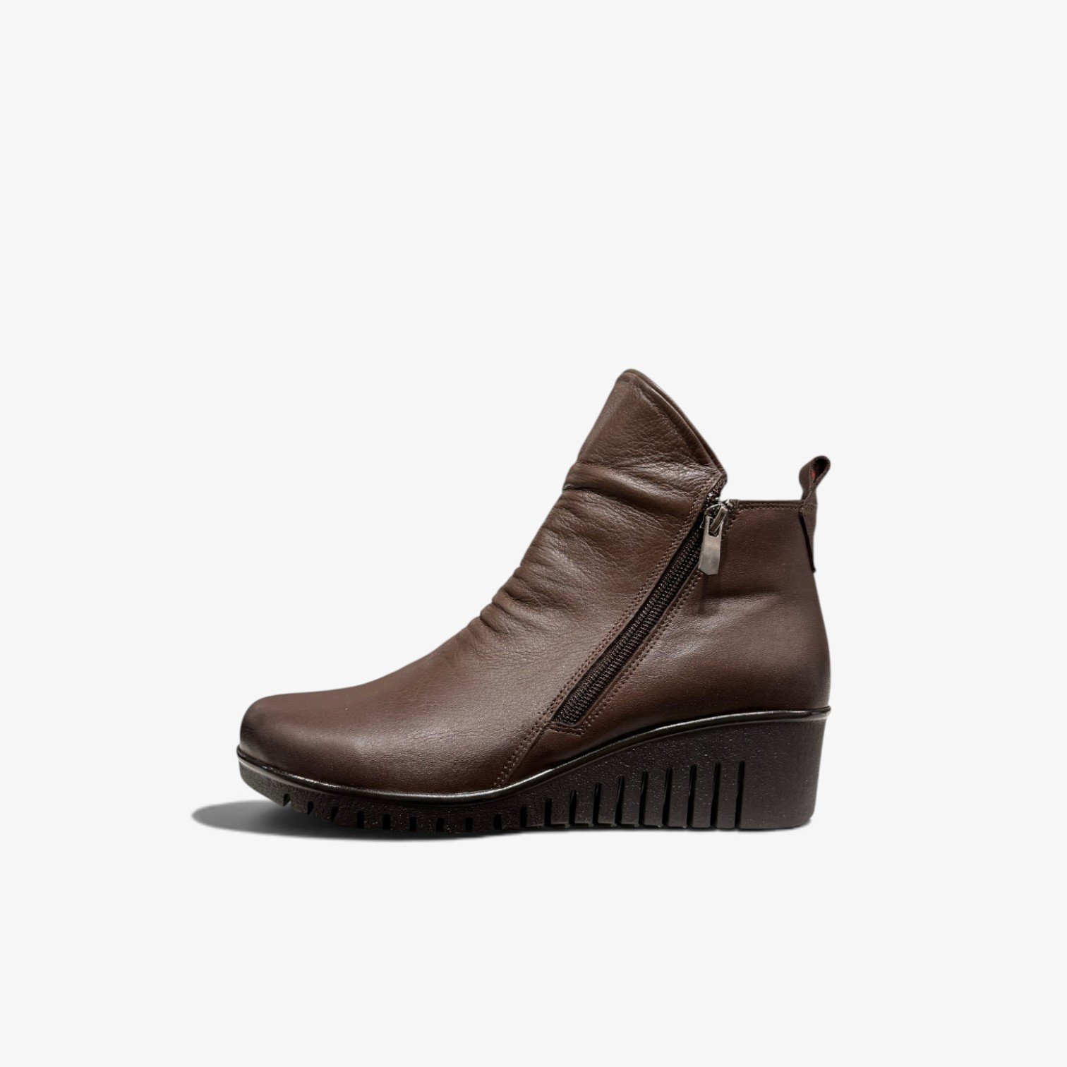 Women’s Wedge Boots – Excellent and Comfortable Choice (1) Կանացի կոշիկ՝ տանկետկայով և կողային կայծակաճարմանդով։ Հարմարավետ ու էլեգանտ ընտրություն ամեն օրվա համար։ Женские ботинки на танкетке с боковой молнией. Удобный и элегантный выбор на каждый день. Women’s Wedge Boots with a side zipper. A comfortable and elegant choice for everyday wear.