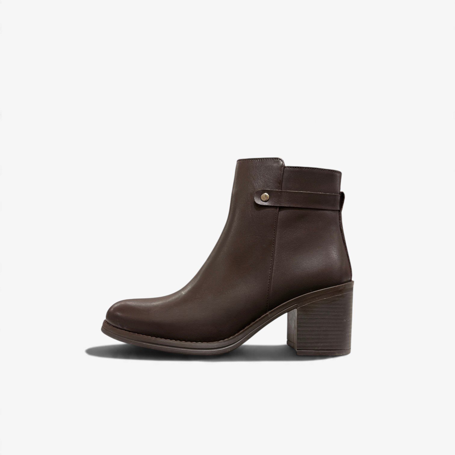 Women’s Ankle Boots – Excellent and Comfortable Choice (1) Կանացի կիսաճտքավոր կոշիկ՝ դեկորատիվ գոտիով, մետաղական կոճակով և հաստ, կայուն կրունկով։ Դասական ու ոճային ընտրություն ամենօրյա և էլեգանտ կերպարների համար։ Женские полусапожки с декоративным ремешком, металлической кнопкой и устойчивым широким каблуком. Элегантная модель для повседневных образов. Women’s ankle boots featuring a decorative strap, metal button detail, and a sturdy block heel. A classic, stylish choice for everyday outfits.