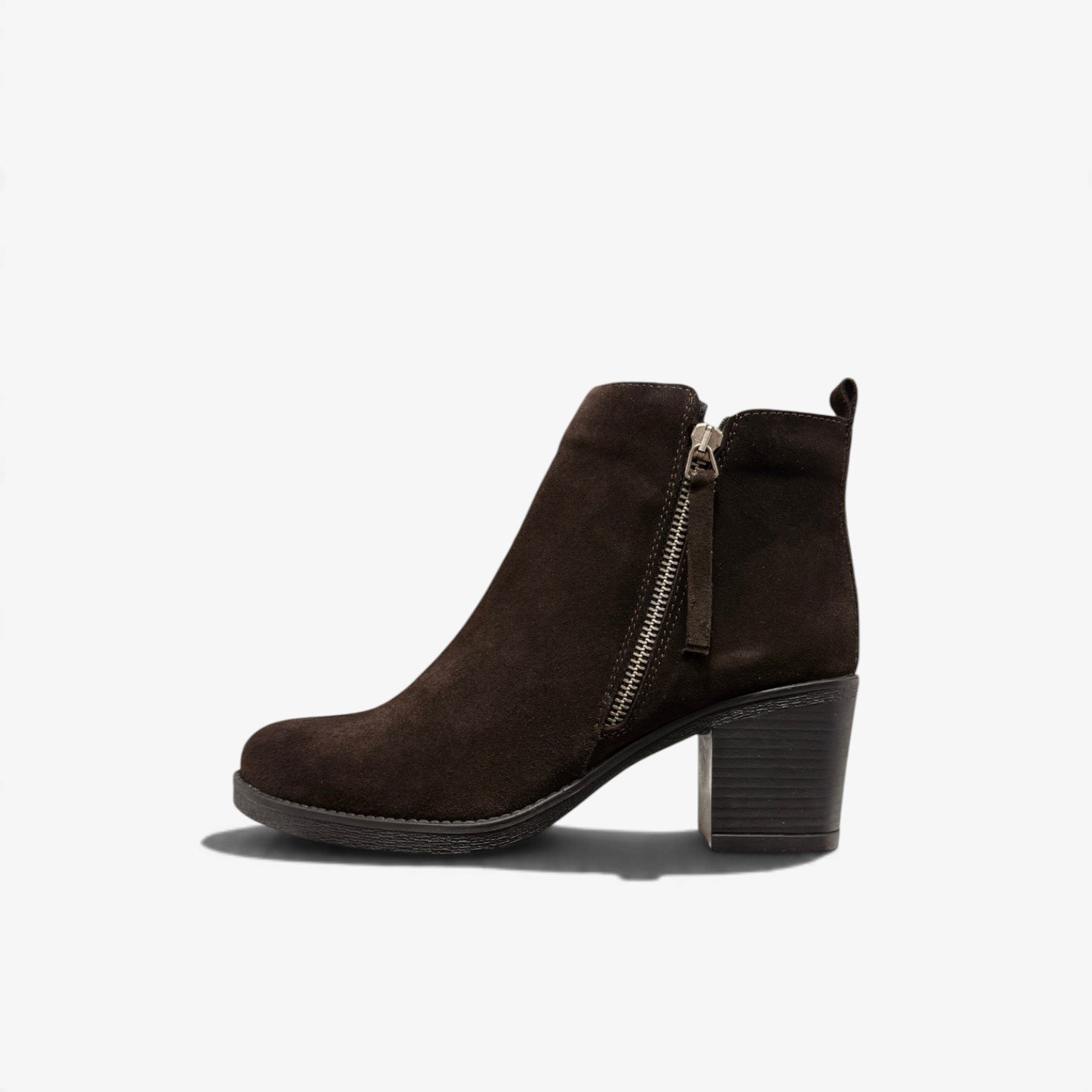 Women’s Ankle Boots – Excellent and Comfortable Choice (1) Կանացի կիսաճտքավոր կոշիկ՝ բնական զամշից, կողային կայծակաճարմանդով և կայուն կրունկով։ Նրբագեղ ու գործնական ընտրություն ամենօրյա և էլեգանտ կերպարների համար։ Женские полусапожки из натуральной замши с боковой молнией и устойчивым каблуком. Элегантная модель для повседневных и более изысканных образов. Women’s ankle boots made from natural suede, featuring a side zipper and a stable block heel. An elegant choice for everyday and dressier outfits.
